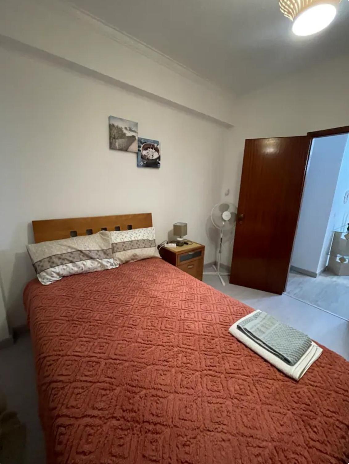 Apartmán Quarto Calmo E Acolhedor Almada Exteriér fotografie